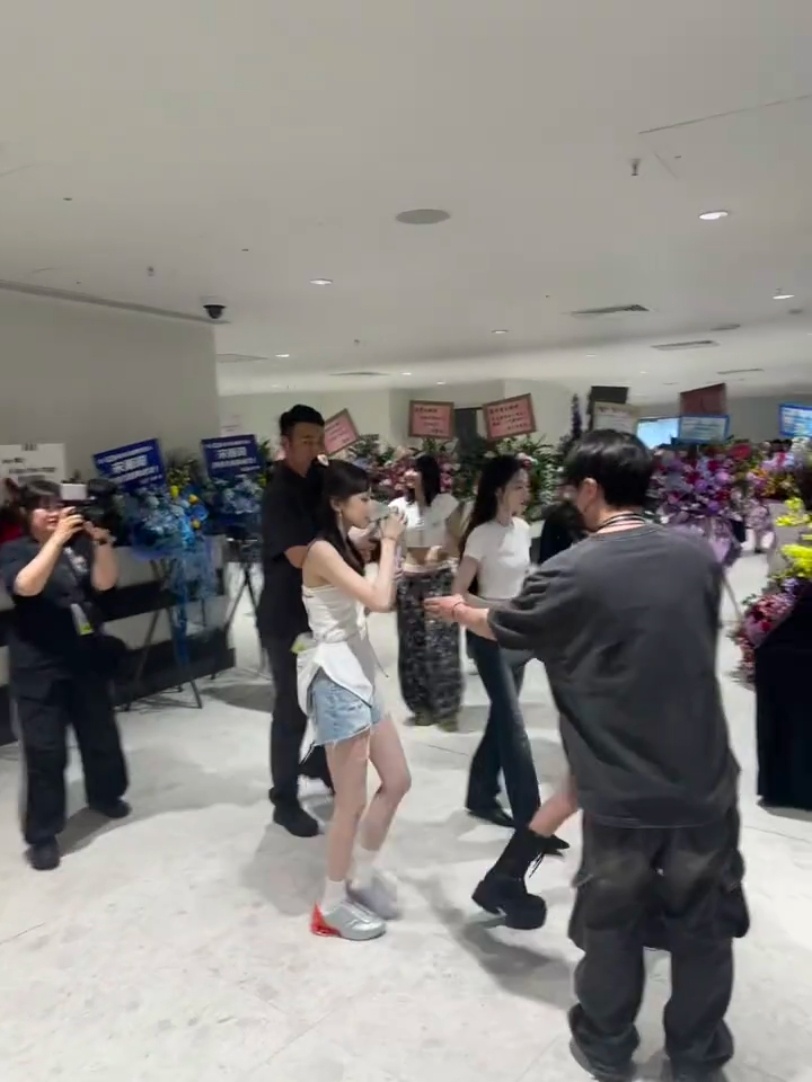 演唱会结束后 琦宝又在后台吸氧了🥺 一想到团又要回归了 更让人喘不过气 熬夜打