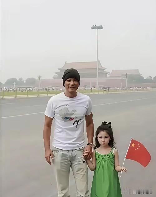 谁懂啊！任达华女儿这波“时间杀”太绝了！小时候在天安门举着小红旗，软萌又可爱，妥