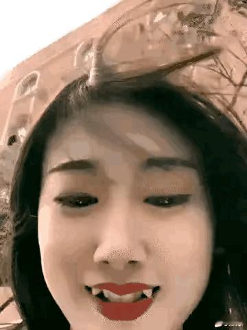 1 天呐！这女的晚上出门估计会吓退不少人！
2 这该死的弹跳力也太强了吧！[震惊