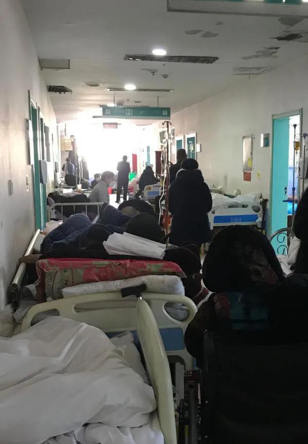 医院有时无病床， 常见病人住走廊。 


资源紧张引困忧， 希望政府有作为。