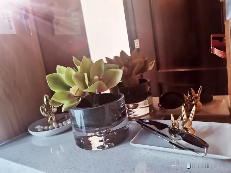 我老婆就是那种有内在美的人，修养超棒。有次坐公交，上来一位行动不便的老人，她毫不