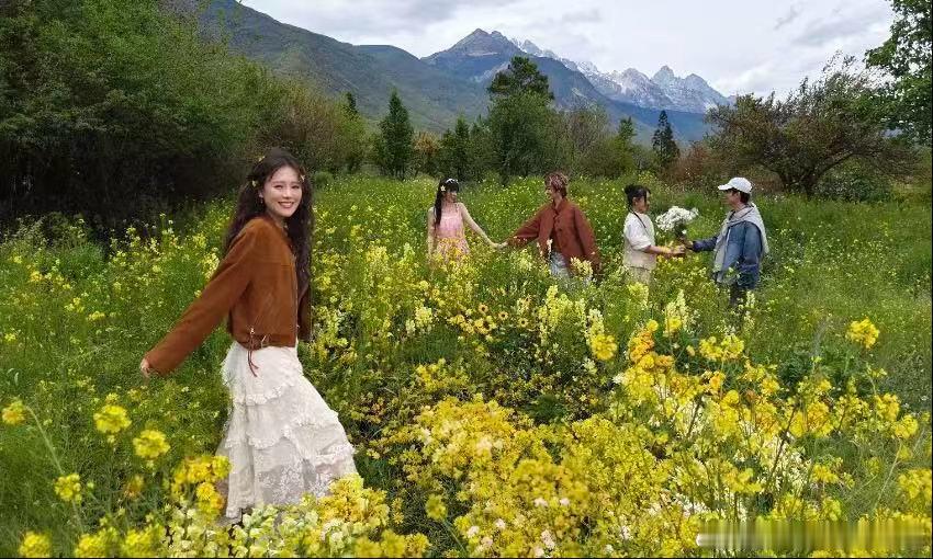 马思纯云南体验簪花 被马思纯的簪花造型美晕了，鲜花衬美人笑容又甜又有生命力。远处