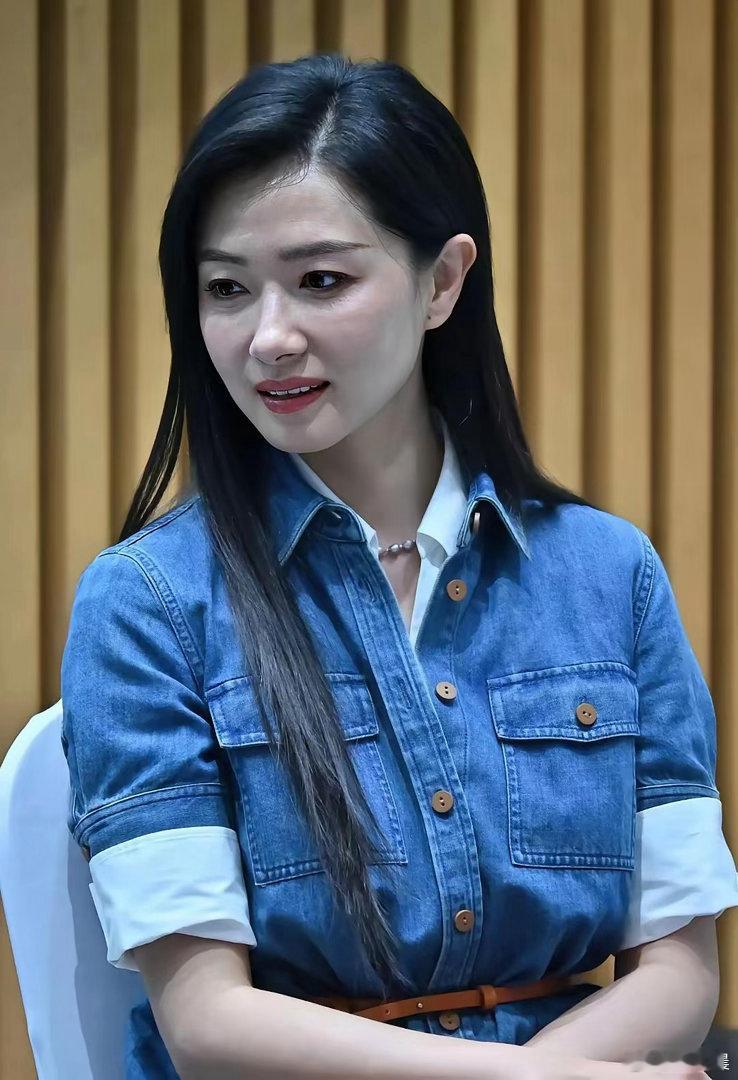万茜这身造型元气满满，满满的少女氛围感。 