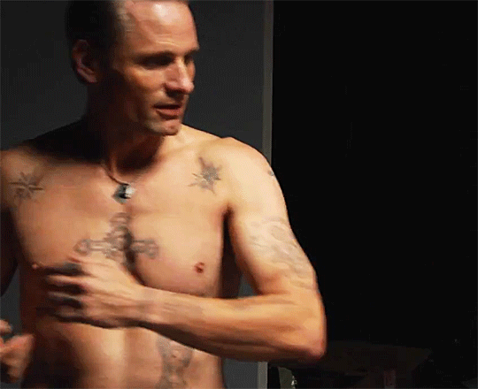 指环王1北美公映25周年维果·莫腾森在拍摄《东方的承诺》时，剧组根据他的角色背景