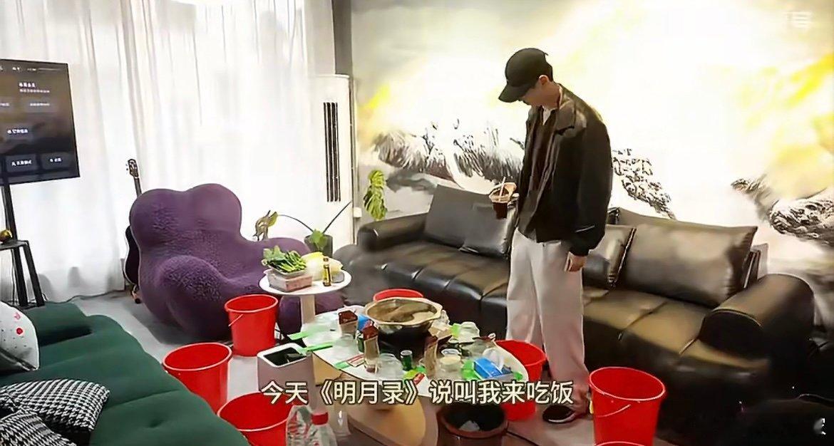 明月录剧组为成何体统打call明月录剧组提桶吃火锅 火锅局氛围感拉满！《明月录》