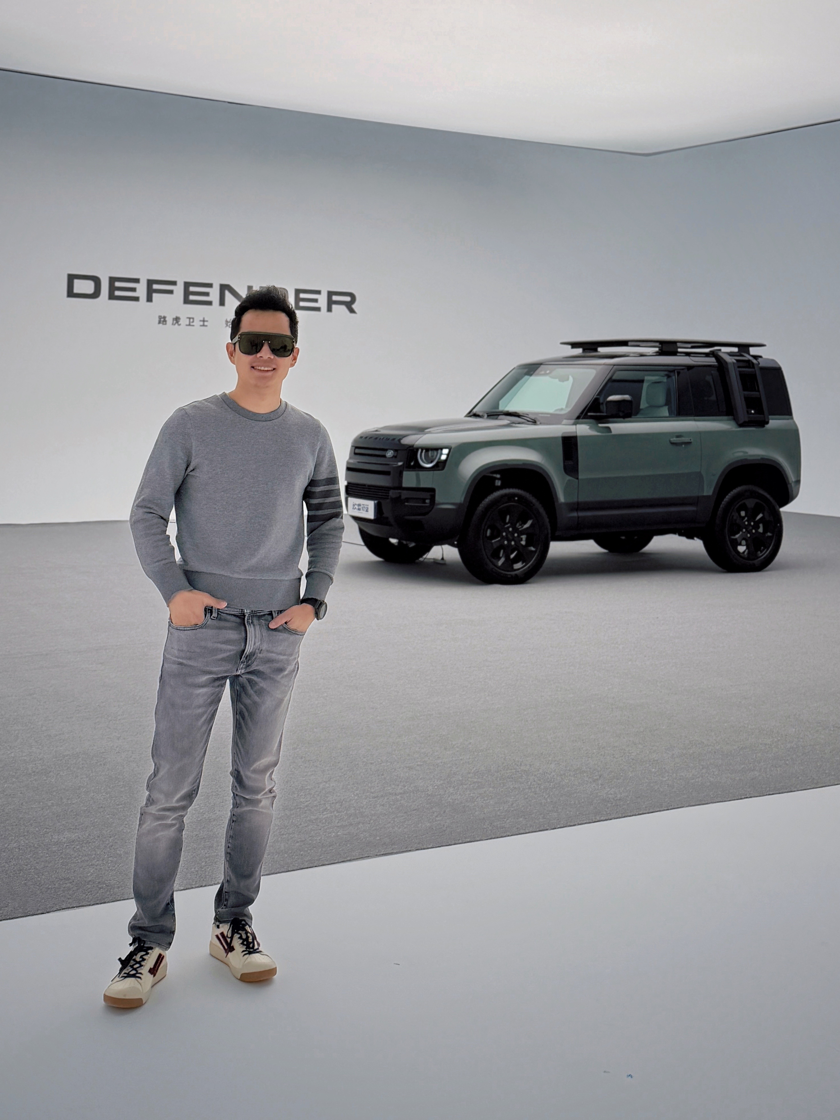 作为一名赛车手，周一也要用力干。今天的穿搭是没有穿搭，简单一身灰，实在没衣服了欣