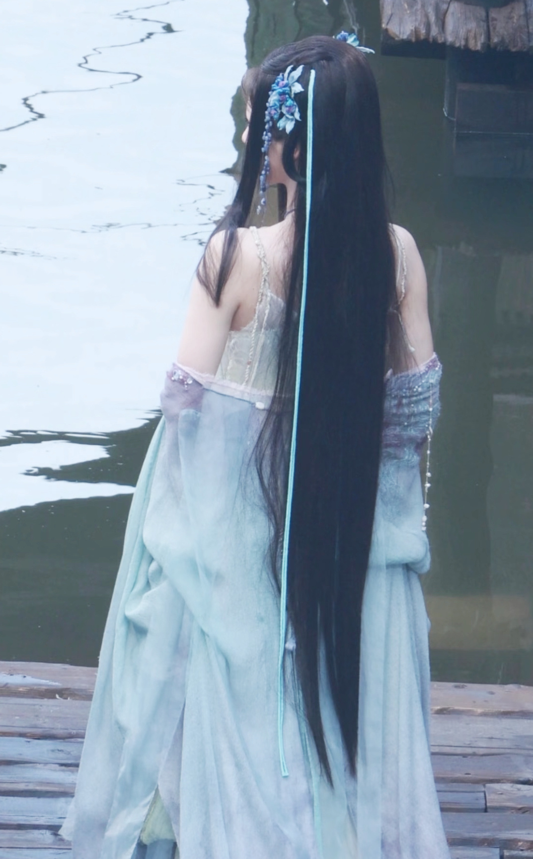 何盼美背… 