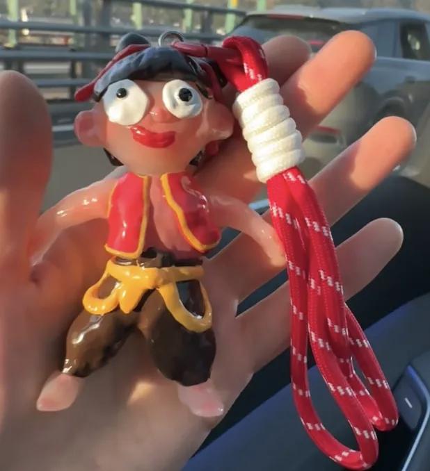 肯德基推出的哪吒玩偶真是个神奇的存在。它出自49.9元的“疯狂的挂件”套餐，有哪