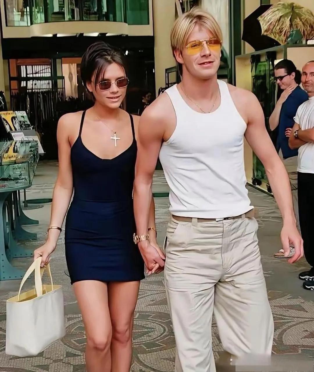 20岁小贝遇上21岁贝嫂，那会儿贝嫂是辣妹组合顶流，比小贝有名却超爱他～
和贝嫂