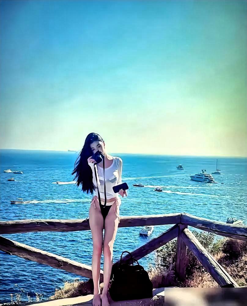 刚爆！二字歌手马尔代夫恋情实锤，太离谱
女方主动献吻，男方摸腰回应超宠溺
人前说