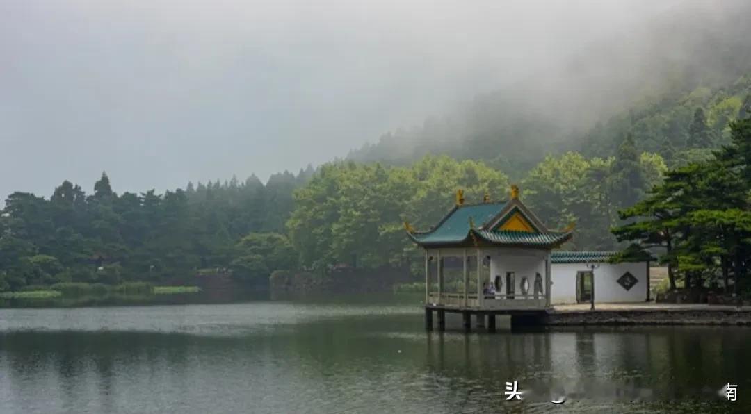 《庐山恋》那一吻，为啥能让中老年人一提起就热血涌动？

因为那不是简单的吻，是几