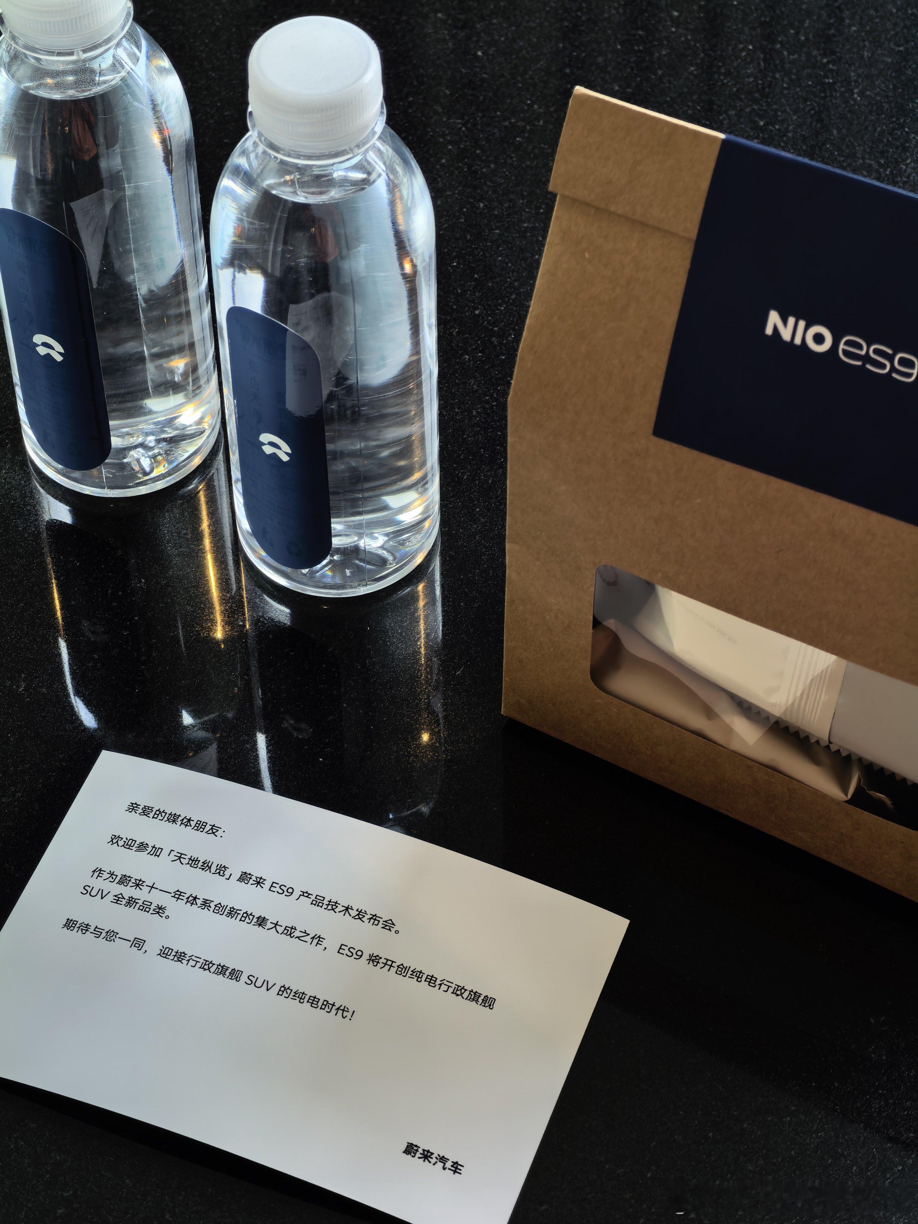 到酒店了这个酒店的配色感觉跟我还挺搭？真希望以后每个酒店都配一个 Type-C 