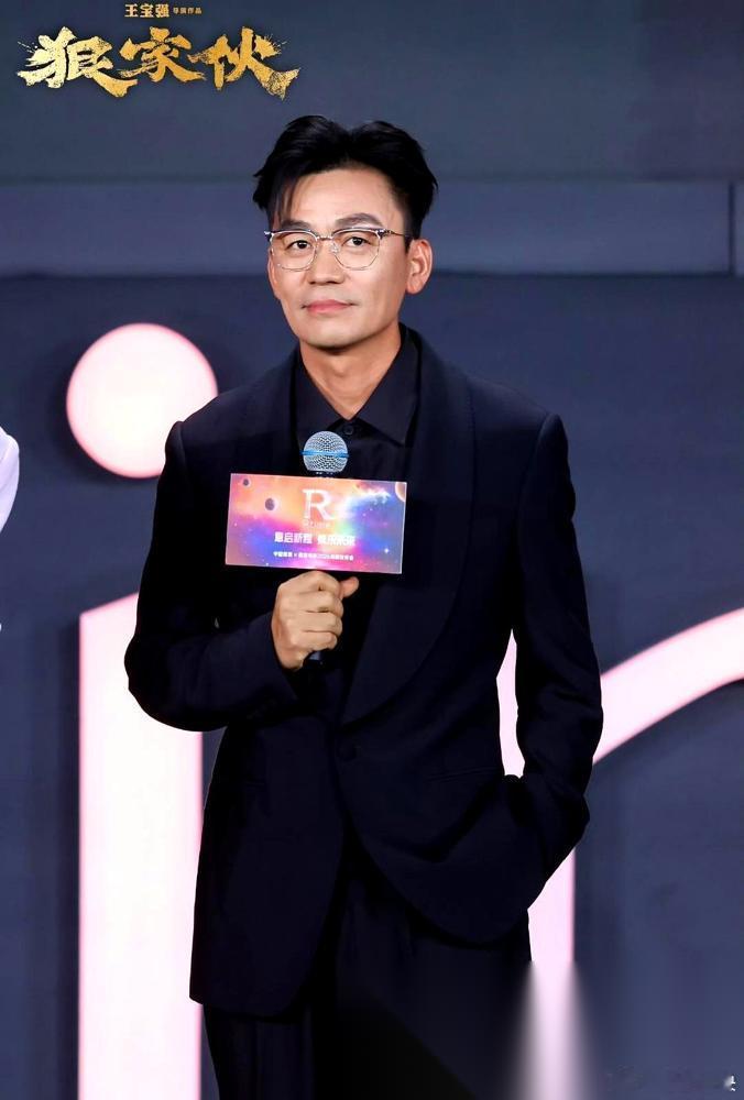王宝强不演傻根了。 发布会上，他站在梁家辉、段奕宏旁边，演黑帮片，叫《狠家伙》。