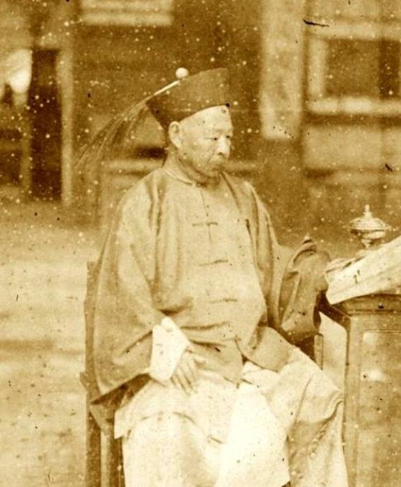 晚清第一硬汉左宗棠，40岁，连生3个女儿，没儿子。妻子拖着病身子劝他纳妾，他一掌