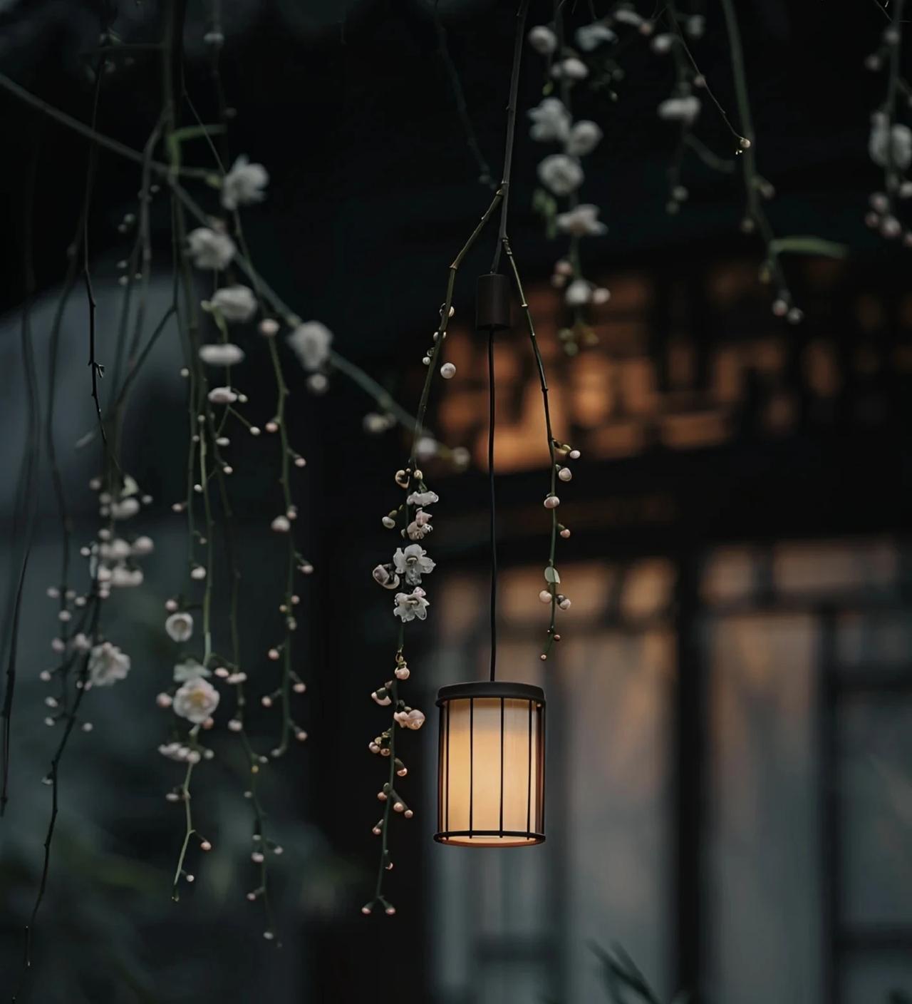 《夜雨》
春深莫问为谁红，各自天涯不许逢。
几朵桃花新雨后，一湾碧水小桥东。
呢