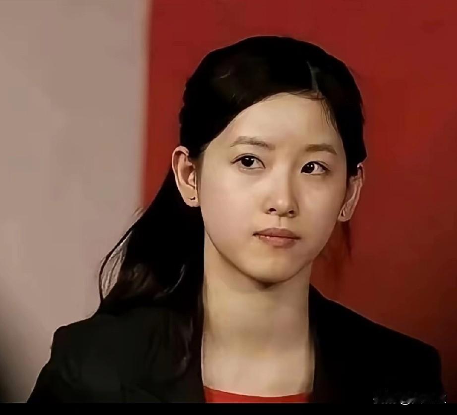 章泽天大学时的素颜照！
看着有点青涩，穿搭有点土味，与现在判若两人！
 那时候的