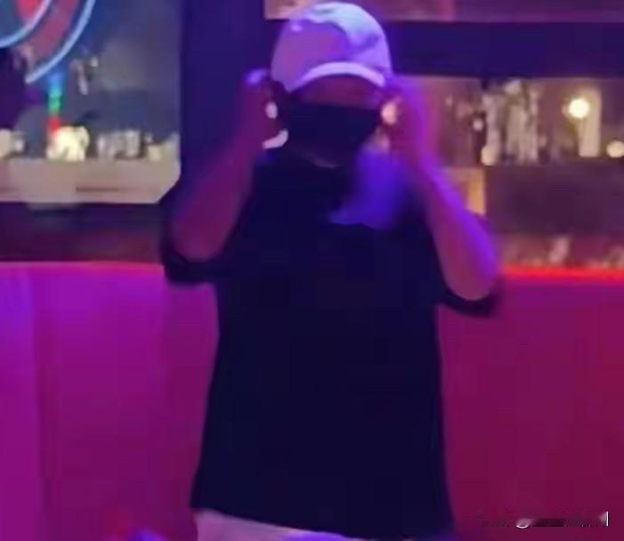 马云现身酒吧，
不知道大家注没注意到，
和以往不一样，
马云的变化真的好大……