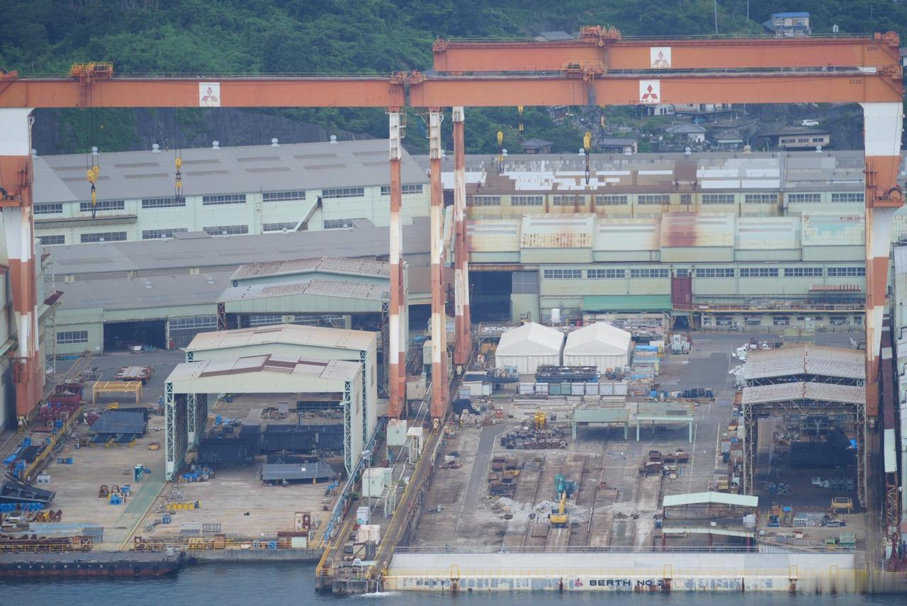日本网友拍摄，船体现在基本已经装载完毕，分段建造区域看起来也整洁了许多。 他们是