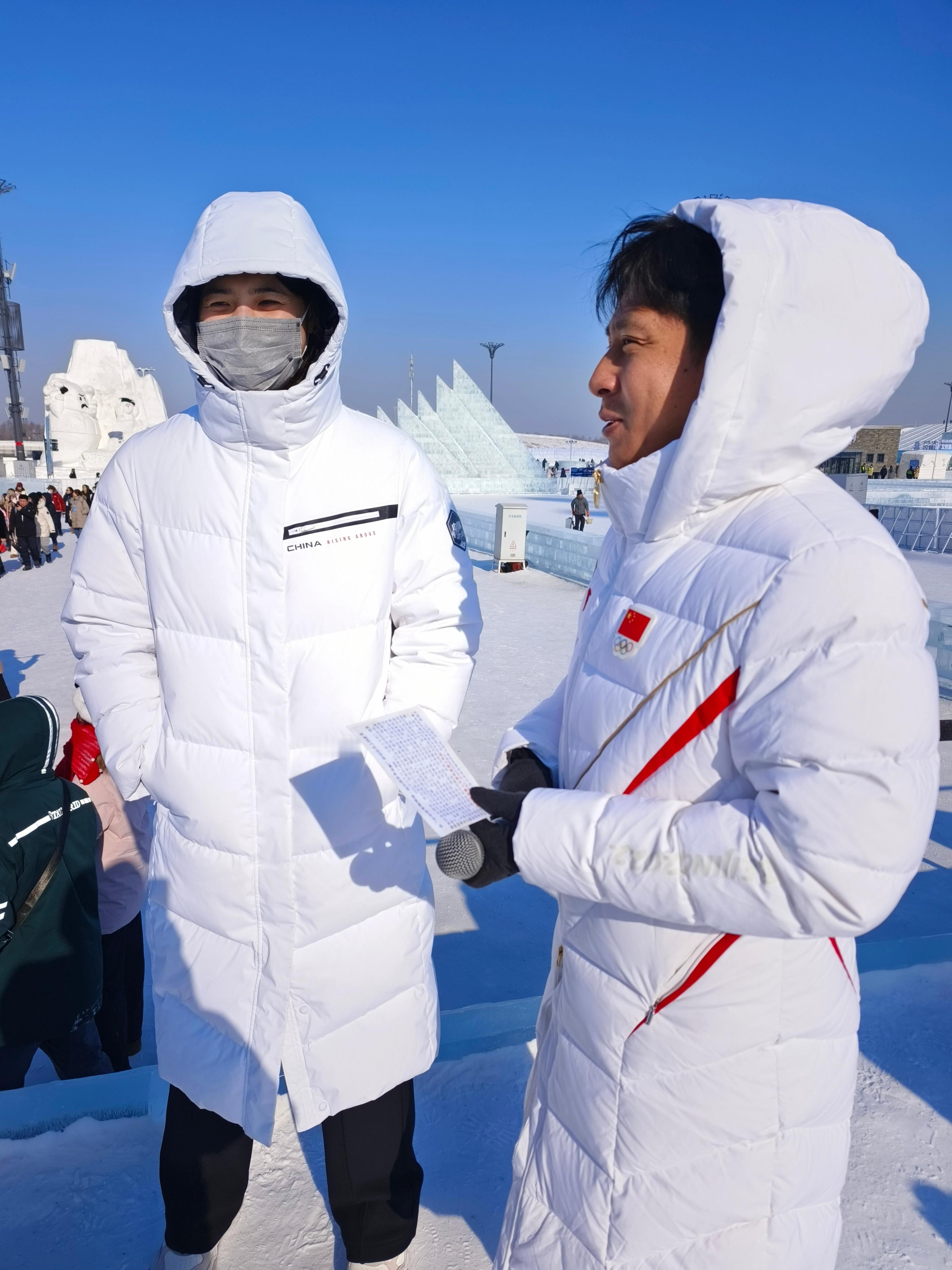 亚冬会  张雨霏在哈尔滨体验冰雪世界，直呼冷。 