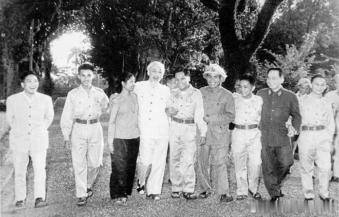 1965年1月11日胡志明、武元甲和副总理范雄与越南南方解放军代表团历史影像 ​