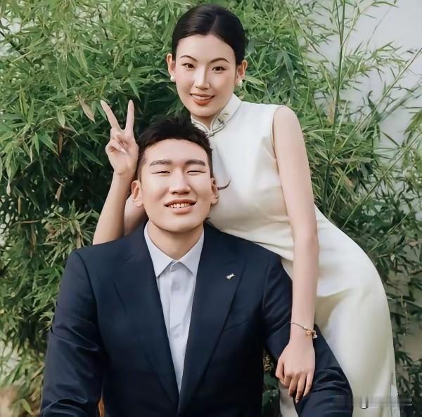 新疆男篮中锋李炎哲6月24号宣布和妻子领结婚证。新疆球迷听到这样的消息，由衷的为