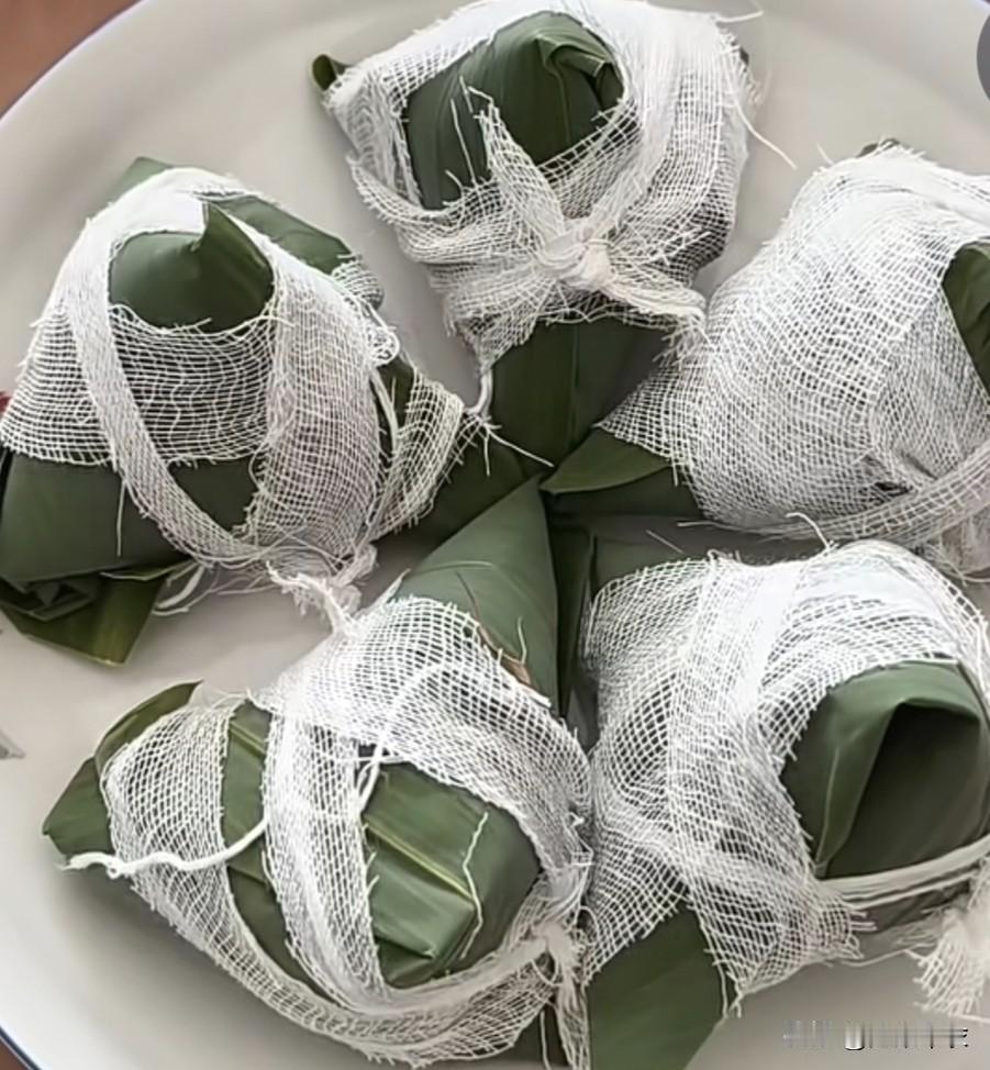 真心话茶局端午节吃棕子是传统，但这几个棕子有点不敢吃，因为这棕子是伤员啊。