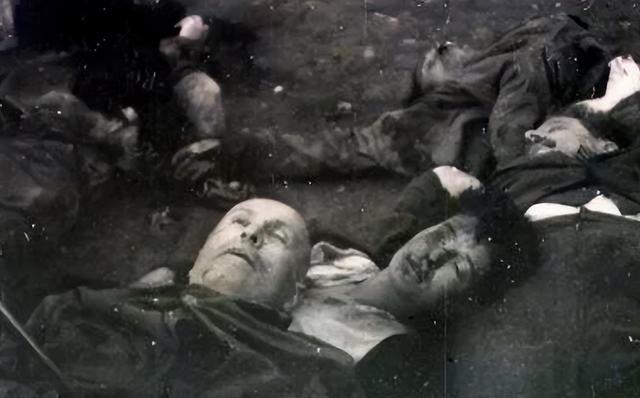 1945年，墨索里尼的情妇被处决后倒吊在广场上，短裙垂下来，整个人一览无遗。围观