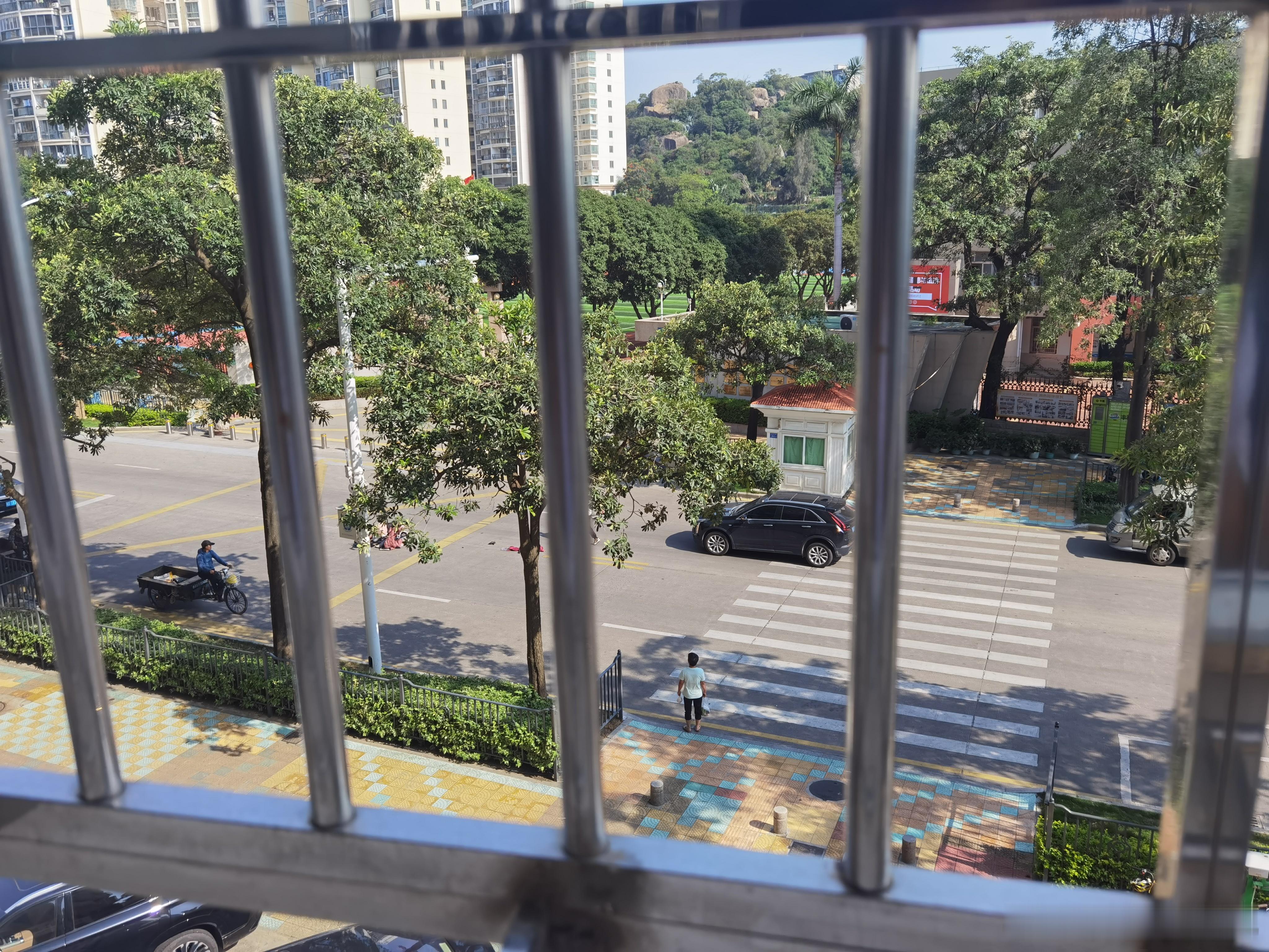 家楼下这个斑马线和掉头区一年都得出几次事故，但是多数是掉头时候两车相撞，刚刚撞到