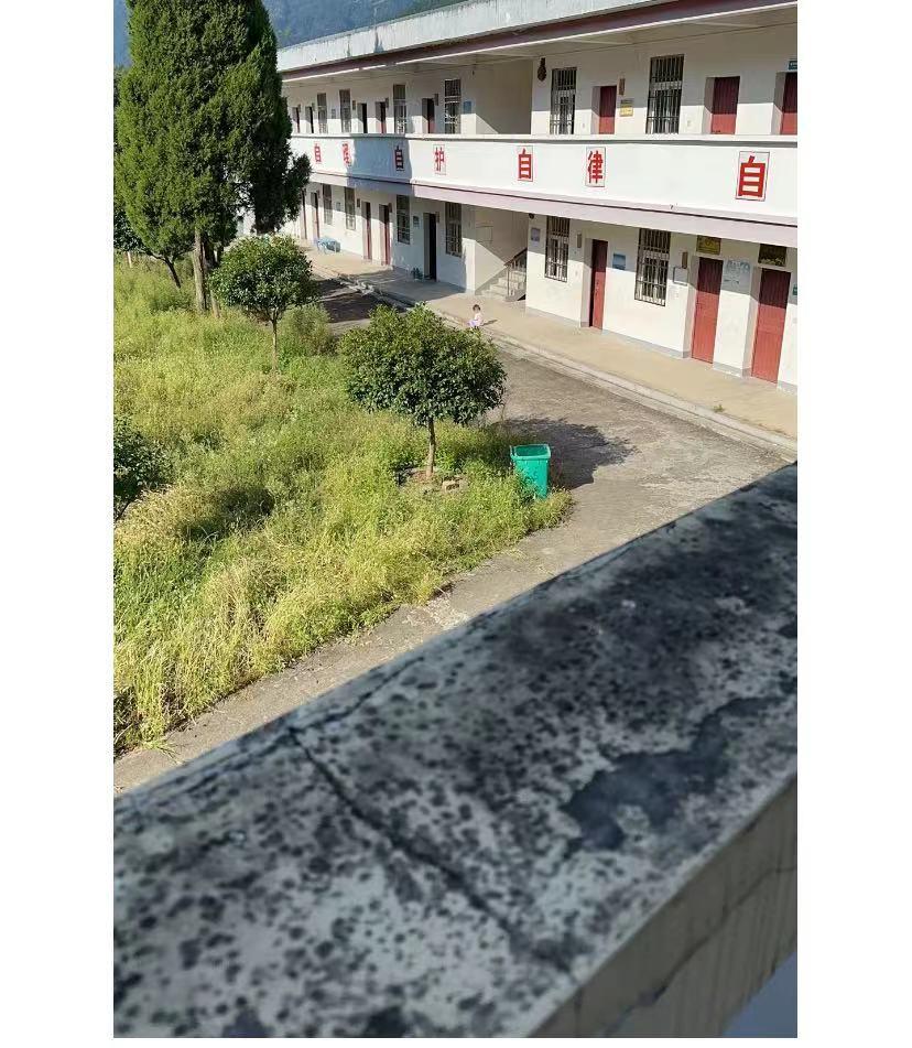 村小代课不想代了
村小代课，月工资15张。一四年级4个学生，二三年级2个学生。一