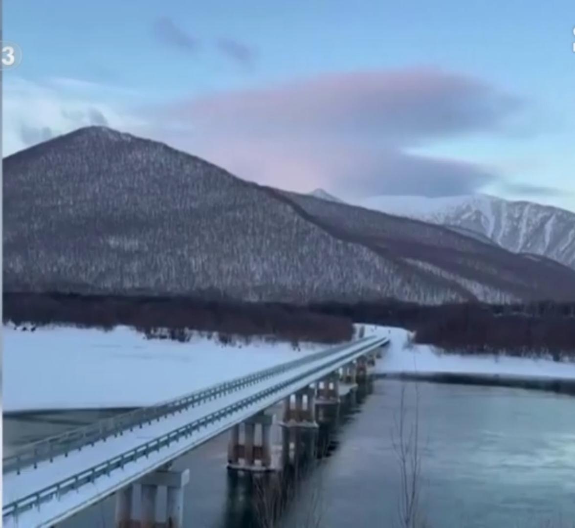 俄罗斯堪察加半岛的希韦卢奇火山突然喷发，巨大的火山灰柱裹挟着烟尘直冲云霄，在澄澈