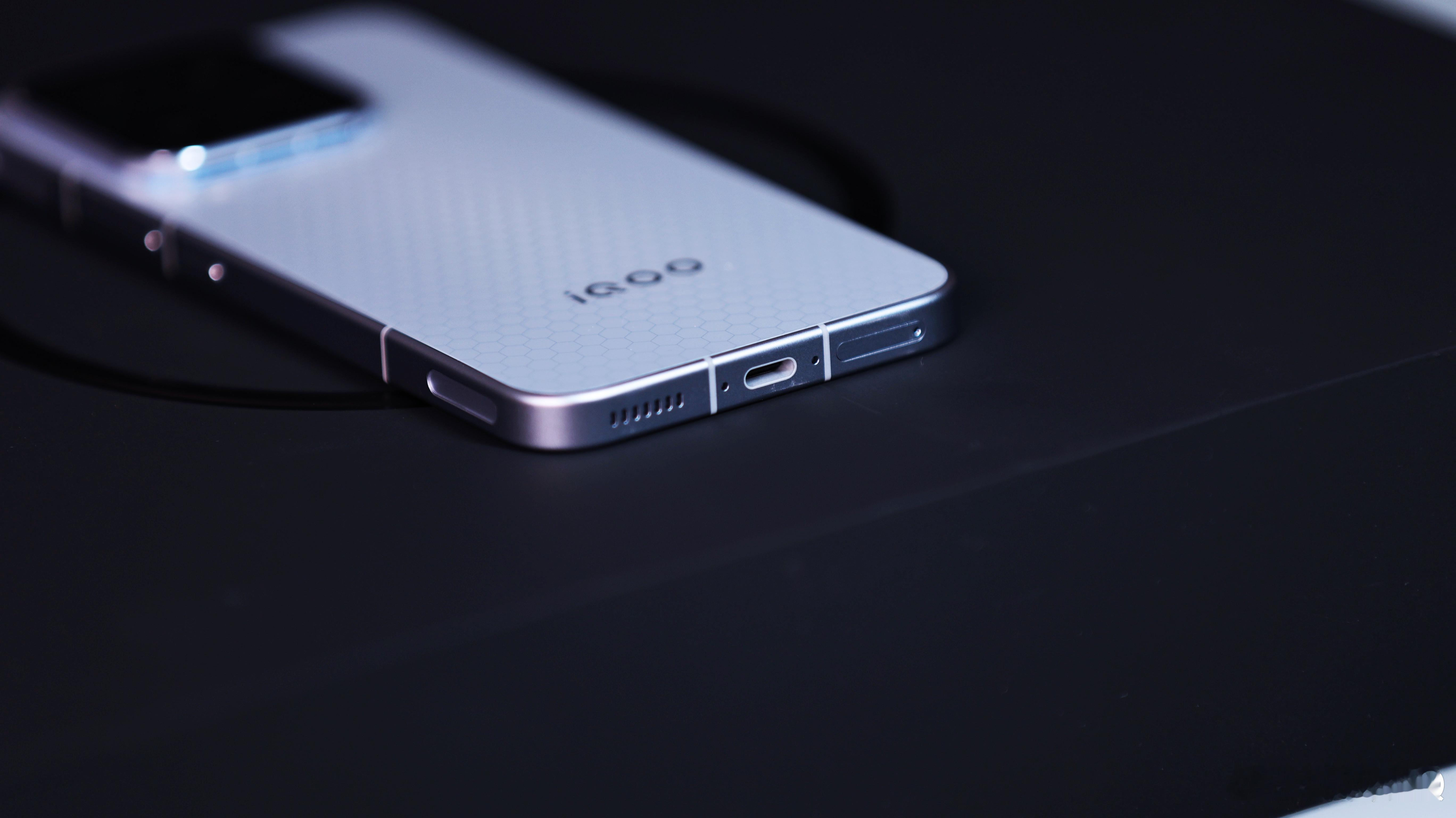 年度第一款Ultra旗舰级---iQOO 15 Ultra来啦有了游戏玩家喜欢的