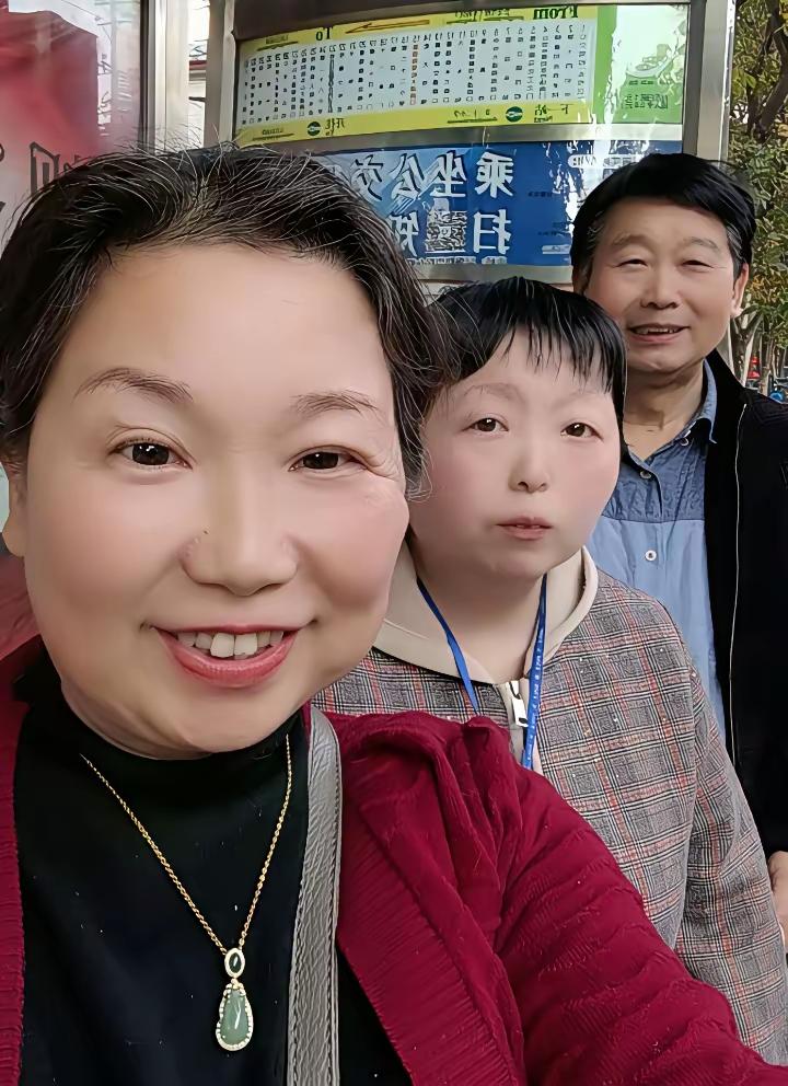 大娘虽然一把年纪，除了说谎是习惯，没有忘记爱美也是天性，对小叔子二伯拍的照片很不