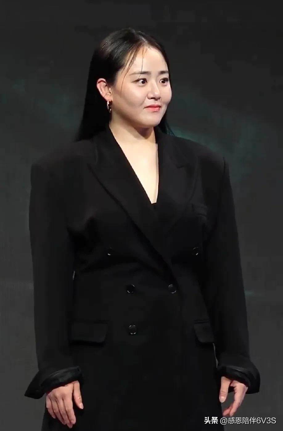 文根英在韩国，尽管身体状态不佳，但依然愿意公开露面，真是令人佩服啊。她曾因一种少