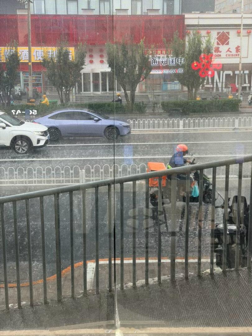 现在外面已经是一条小河了🥲 