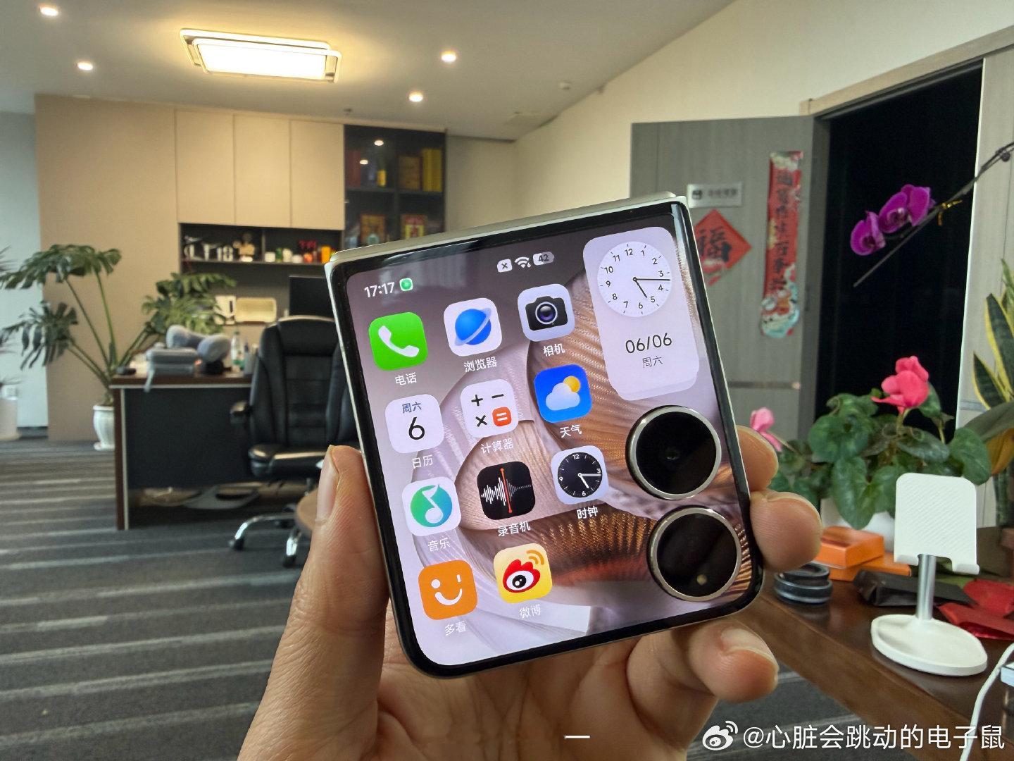 想了想要不送小米MIX Flip2吧，折叠屏，颜值很高，价值6500元。大家有没