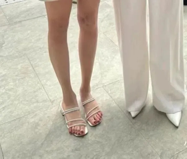 何超欣脚长这样，以前还有人说如果女生脚这样，命不好，果然都是骗人 ​ ​​​