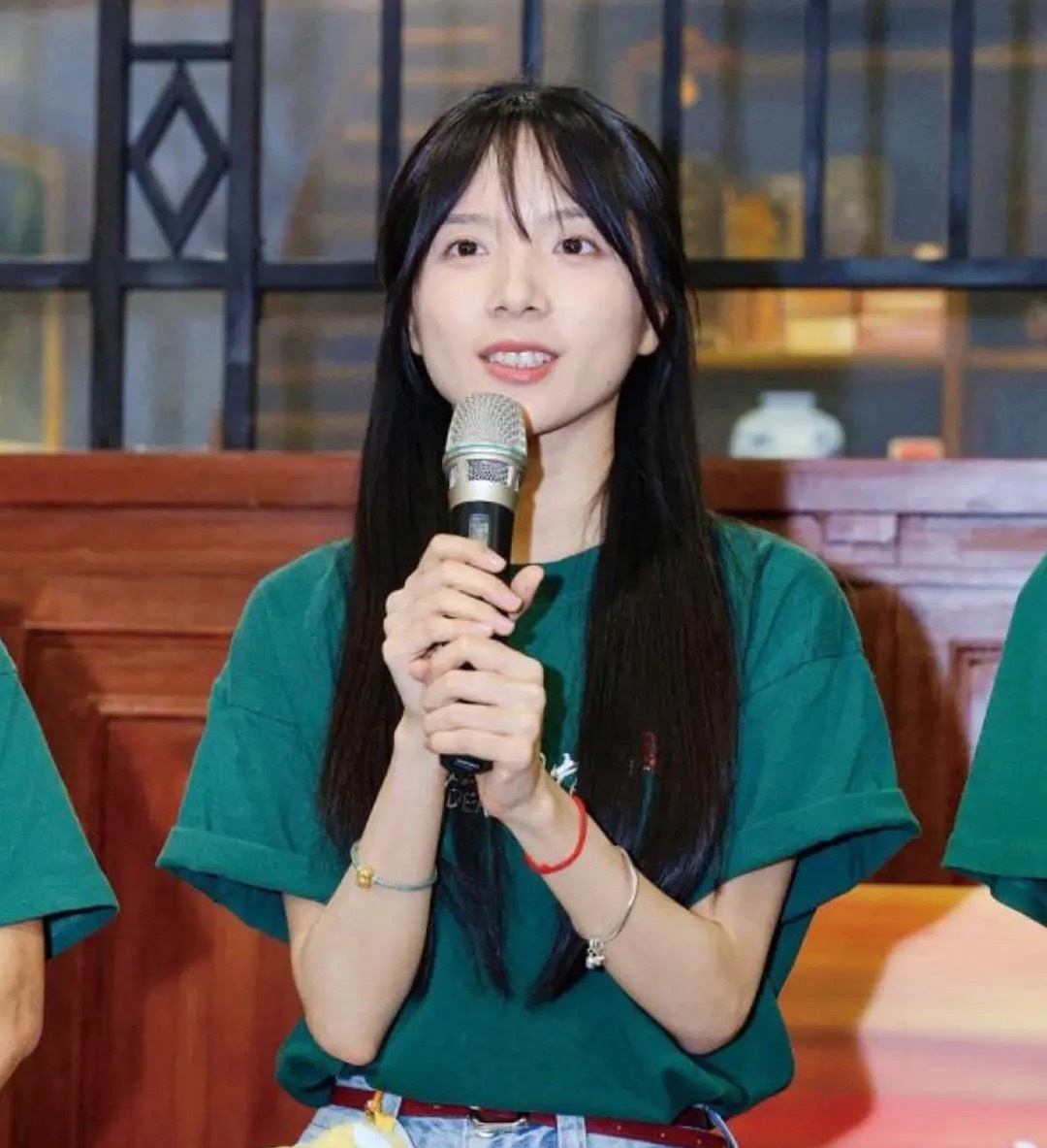 李思潼正脸好虐，怪不得电影里面都是侧脸 