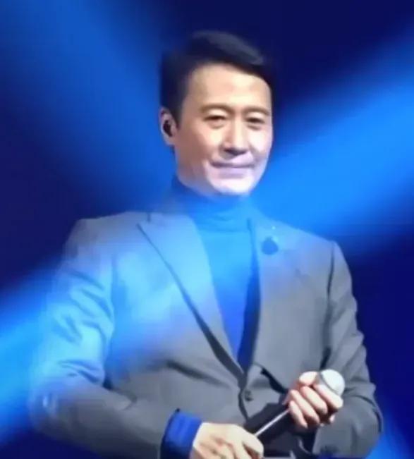 很多网友都说黎明是现在四大天王里面状态及事业发展最差的一个，其实不然，他都年近6