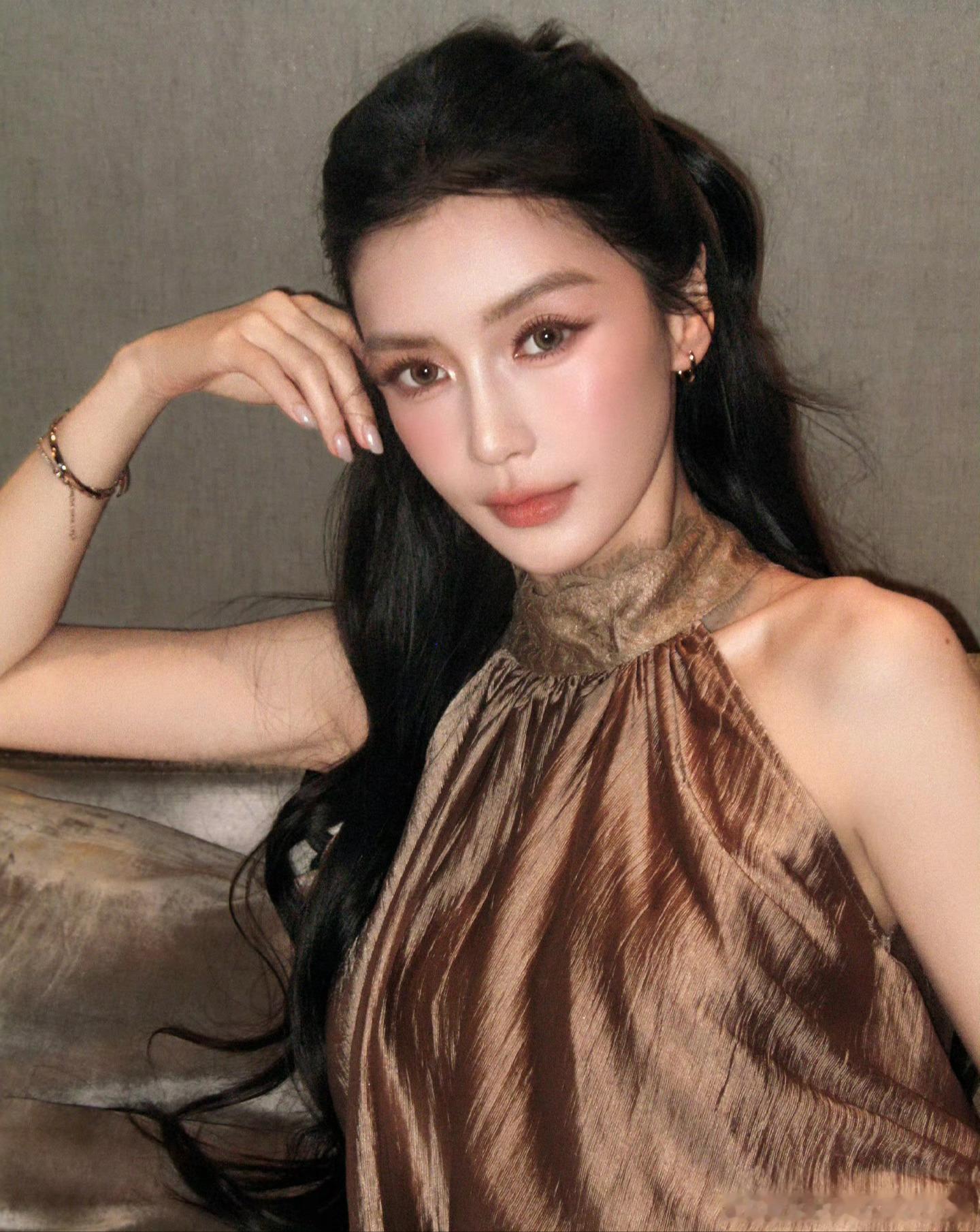鼻姐好少见的这种 韩系风  富贵千金感 很想看到这组图的九宫格，拜托了，真的美的