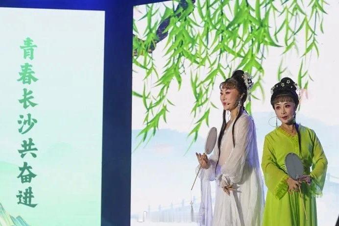 【长沙芙蓉解锁青年友好端午新场景】 16日晚，长沙2026“我们的节日·端午”主