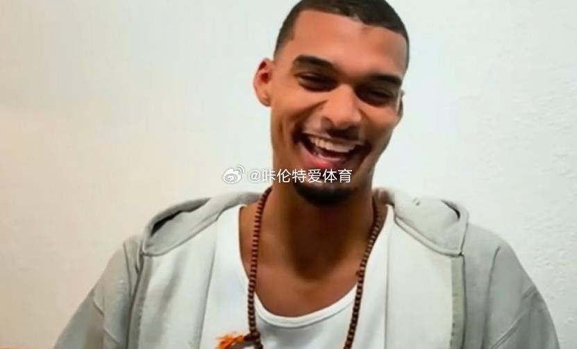 文班亚马少林气质穿搭火了生死战文班亚马气场拉满生死战赛前，文班亚马的青绿色长袍造