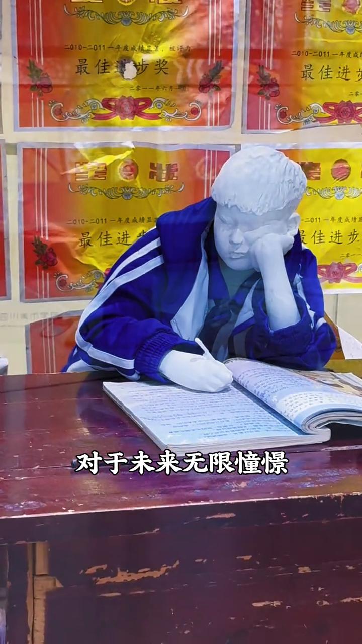川美毕业展封神之作，直戳人心。
这绝对是今年川美毕业展上的封神之作。看似非常简单