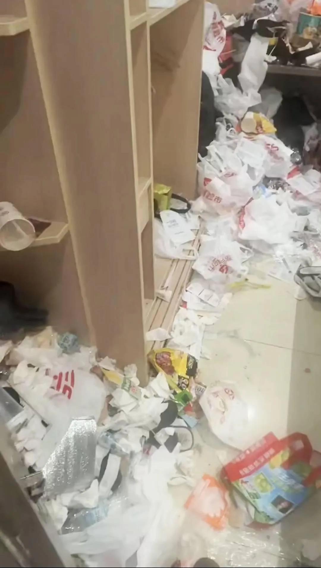 一对情侣在酒店住了5个月拒绝保洁打扫，最后房间变成这样。
实在想不明白，都202