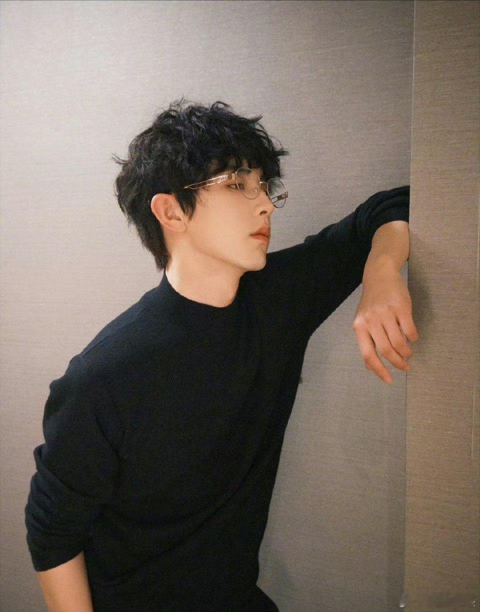 郭俊辰当我穿上男人最性感的衣服郭俊辰西装造型出圈，被赞“穿上男人最性感的衣服”。