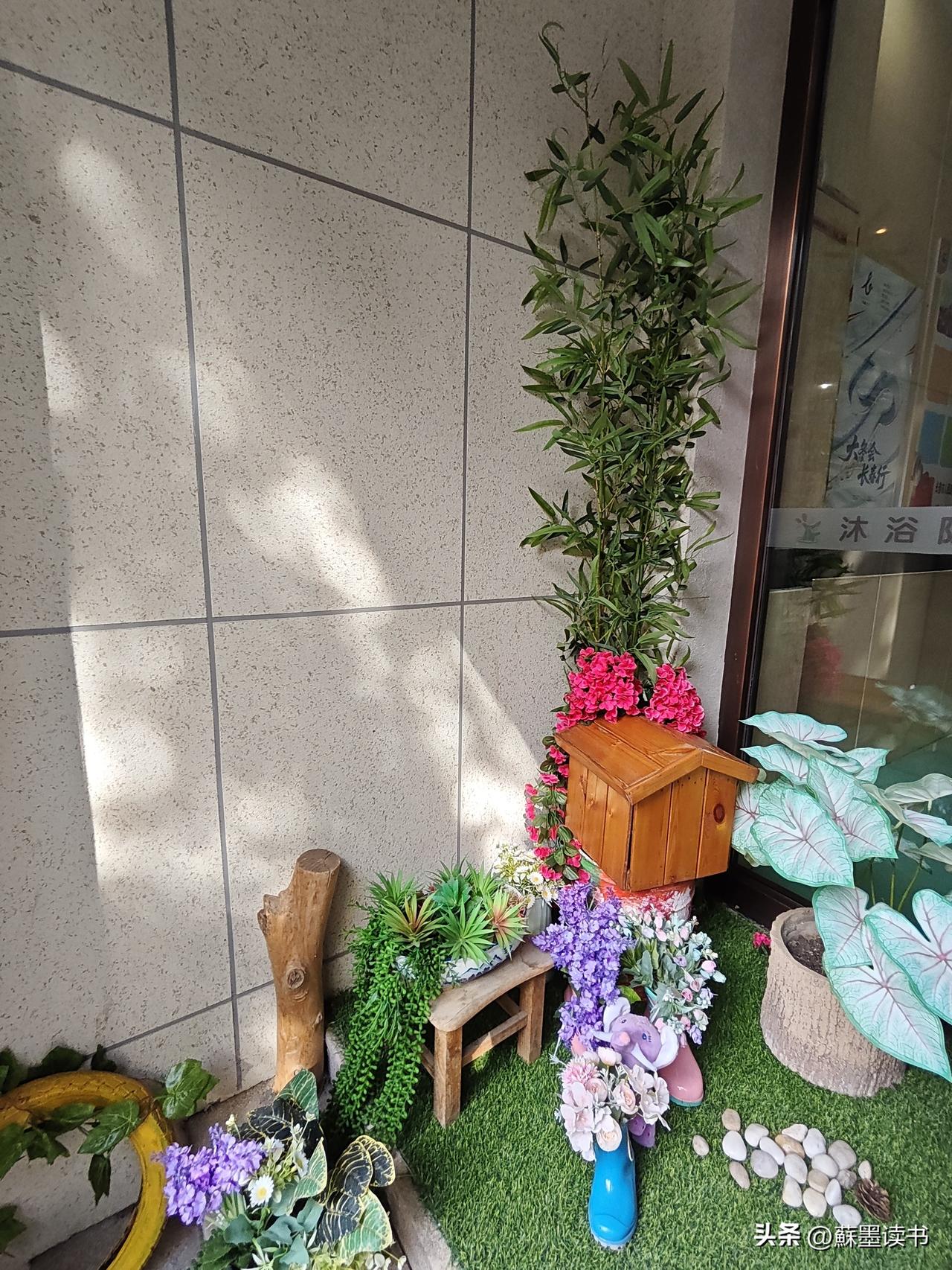 偷偷地想跟大伙儿说句心里话：
人这一生，万般皆是过客。
你心宽，烦恼就淡，
你心
