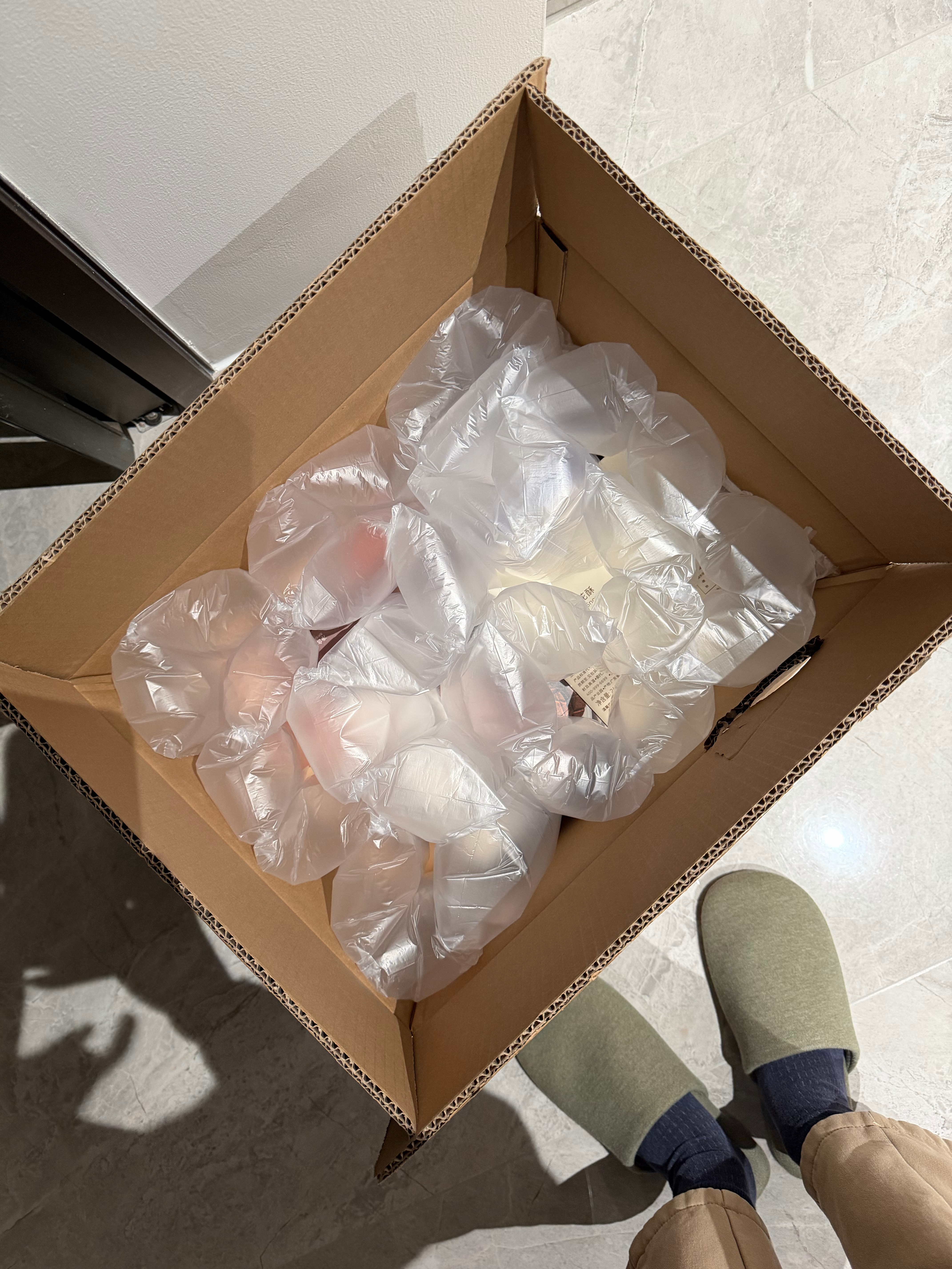 ber…这么大一个箱子至于吗…里面放了大半箱子的填充气袋… 