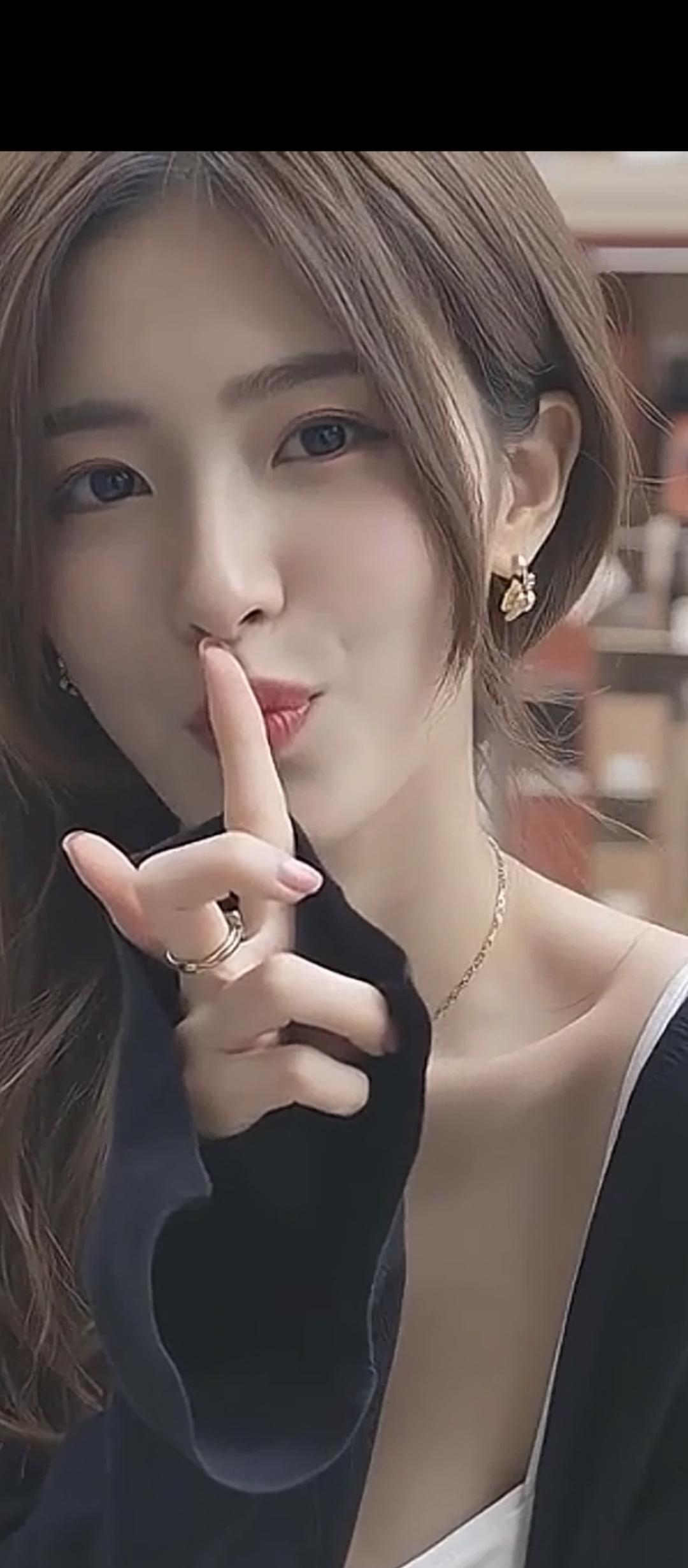 轻启朱唇，语笑嫣然。