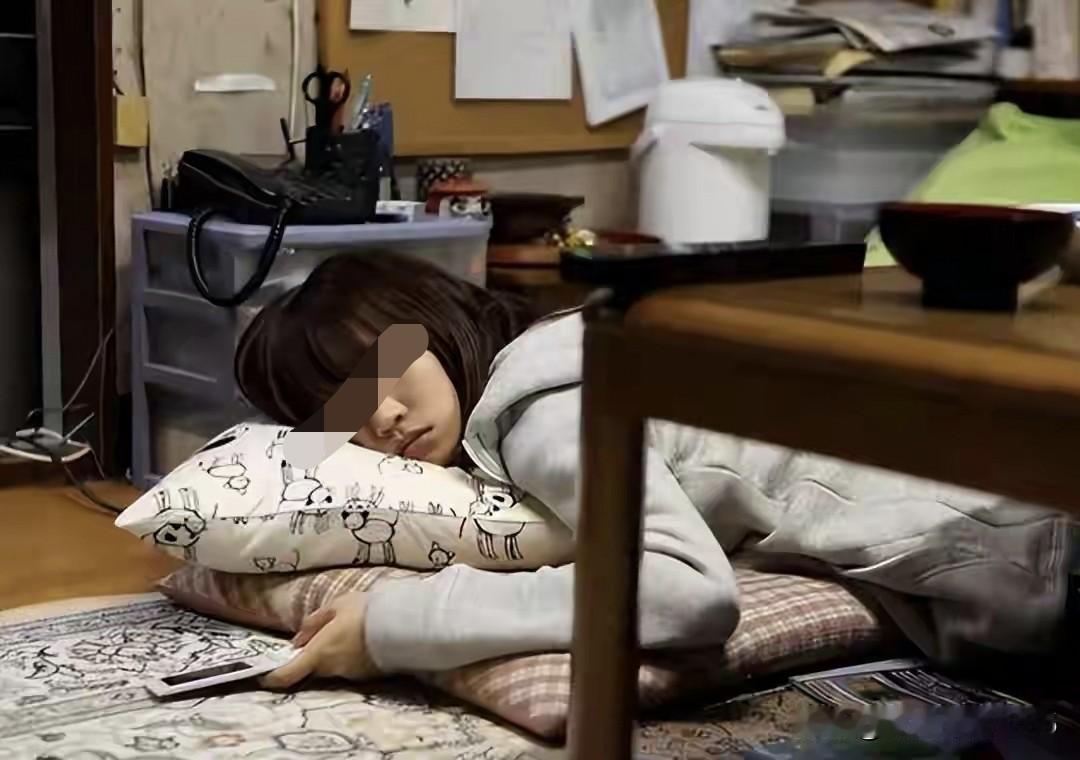211毕业的女儿，把毕业证锁进抽屉，把自己钉在床上，不工作、不社交，靠父母端饭度