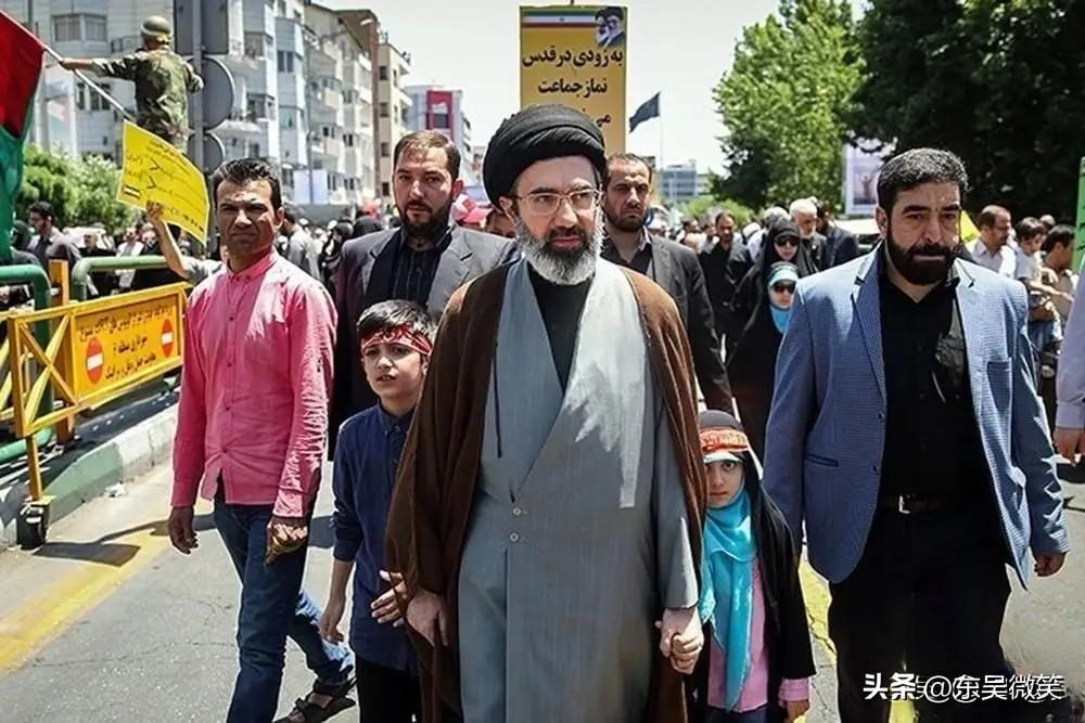 莫杰塔巴，哈梅内伊次子，1969年出生，1987年高中毕业后，参加了“两伊战争”