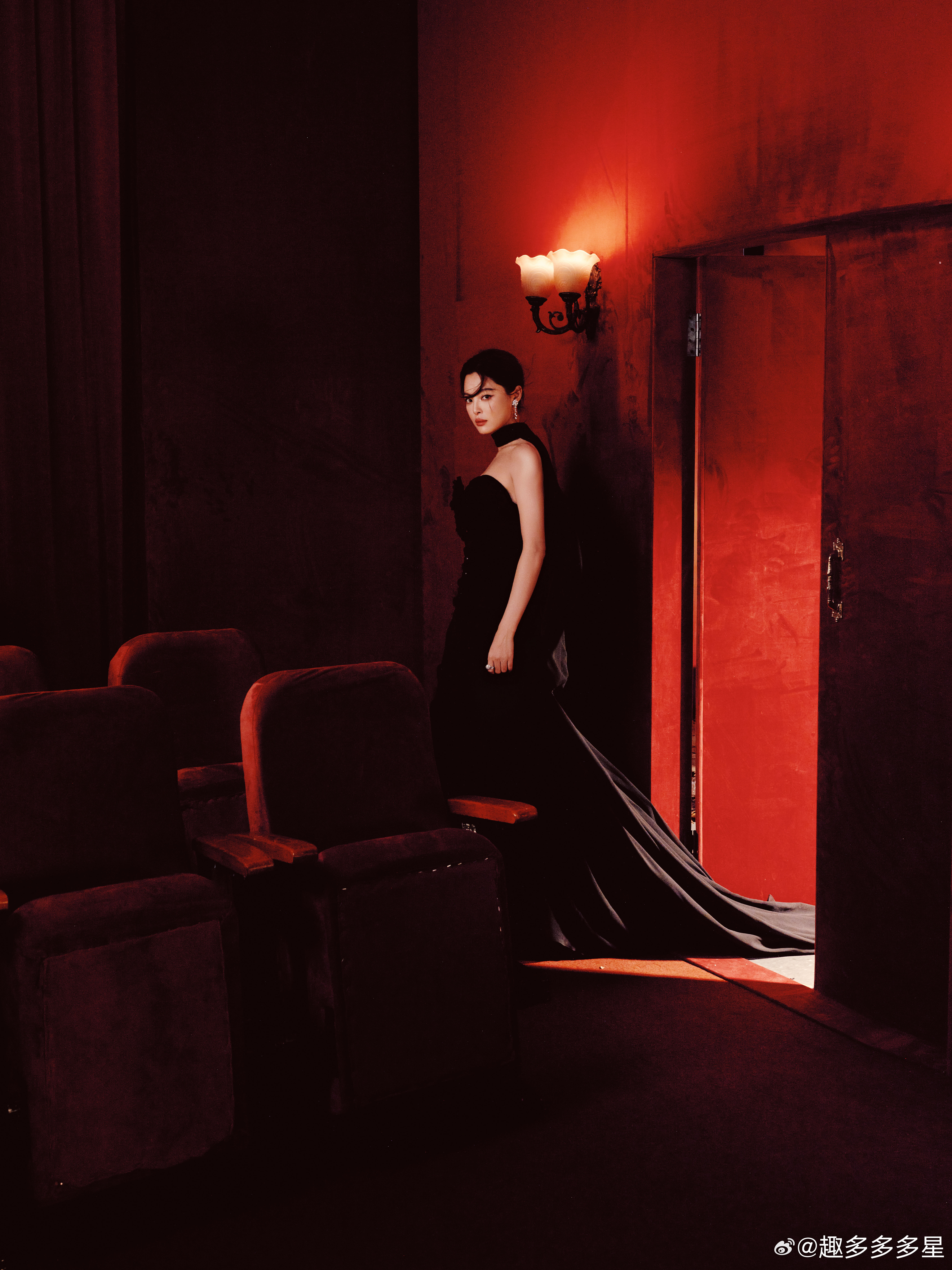 辛芷蕾穿高定戴高珠微博之夜 辛芷蕾这造型太惊艳了，黑裙高珠适配度满分，沉稳大气还